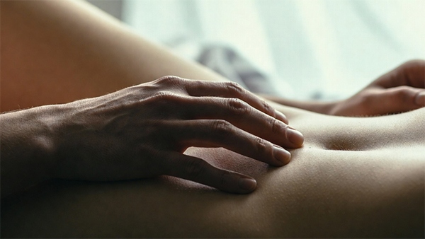 Achtsame Berührungen während einer sinnlichen Ganzkörpermassage